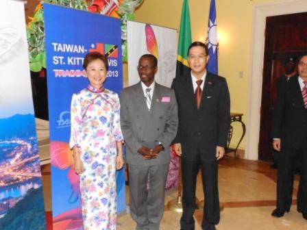 曹大使夫婦歡迎國會議長Curtis Martin出席酒會。