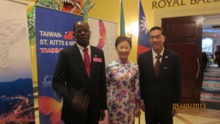 曹大使夫婦歡迎是日甫結束訪華返抵克國即前來出席酒會之外長Patrice Nisbett。