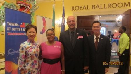 曹大使夫婦歡迎為我本年在國際民航組織(ICAO)大會執言之觀光部長Richard Skerritt夫婦出席酒會。