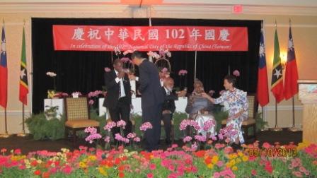 曹大使向貴賓祝酒並向總督伉儷及總理致意。