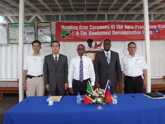 本館曹大使(左2)與克國副總理馬丁(中)、農長卡提(右2)、駐團現任團長曾肇宏(右1)及前任團長薛烜坪(左1)合影。