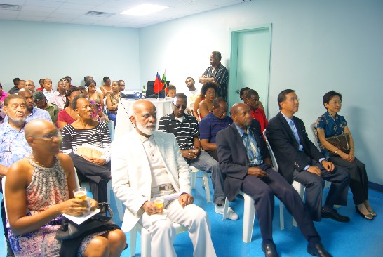 本館與文化部合辦”Life of Pi”電影欣賞會與酒會之出席貴賓計有總督Edmund Lawrence(前排左二)、總理Denzil Douglas(左三)、國會議長Curtis Martin(第二排中)、文化部長Marcella Liburd(前排左一)、副總督John Eustace夫婦(第二排左一、二)等各界人士。本館曹大使夫婦在茶會現場接待(前排右一、二)。