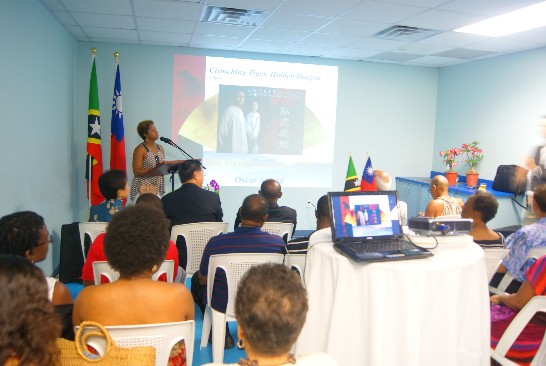 文化部次長Sharon Rattan(站立者)擔任電影欣賞會茶會司儀。