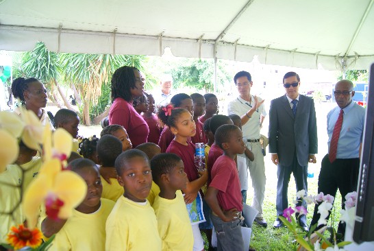 曹大使陪同克國副總理兼能源部部長Earl Asim Martin與克國學生於我新觀光示範農場展攤欣賞3D影片及聆聽簡報。