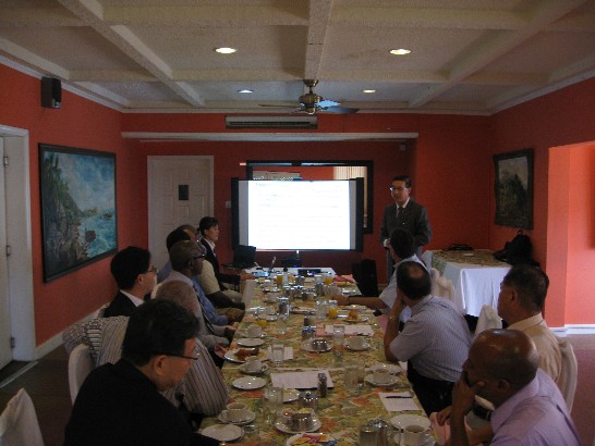 曹大使向克國工商總會幹部及當地重量級商業界人士簡報籌辦2013年台克商展相關情形。