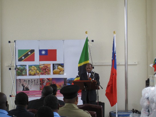 道格拉斯總理致詞強調，對中華民國政府堅定支持之立場並感謝我即時援贈克國消防與辦公設備，風雨驟，友誼現。