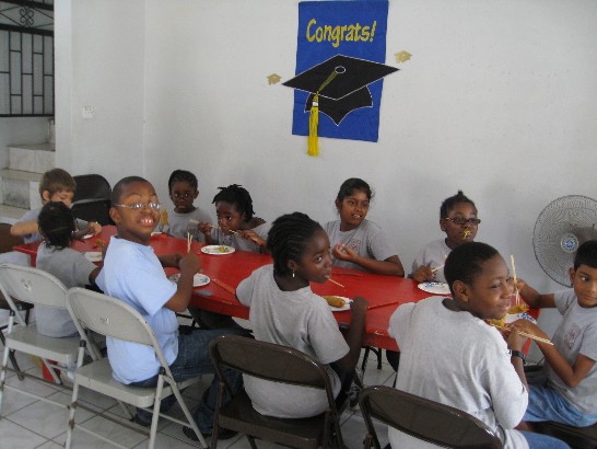 學生於中文教學成果活動上練習以筷子吃春捲。