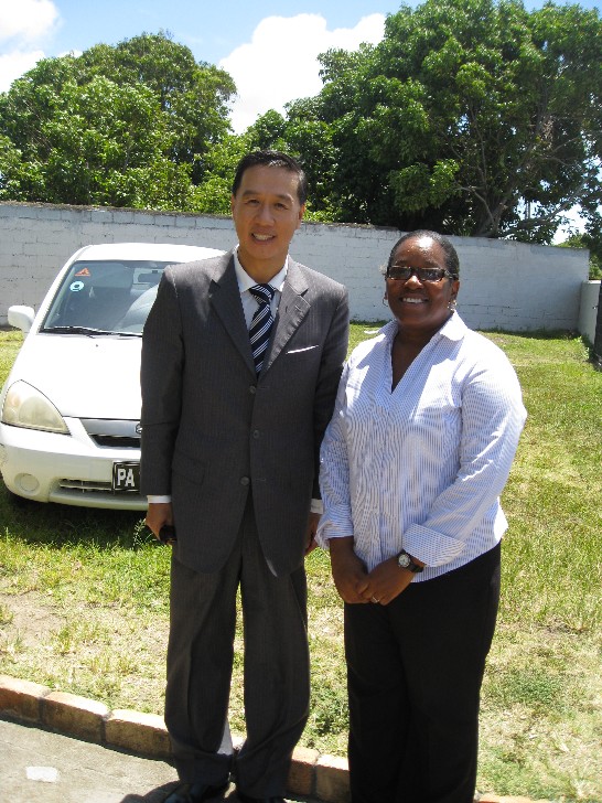 曹大使與學校校長Patrice Mills於學校合影。