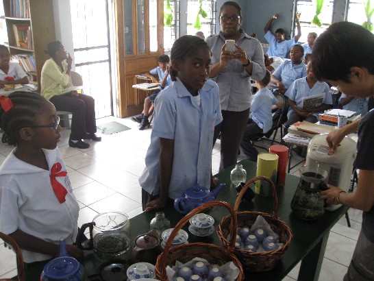 學生於課堂上認識台灣茶葉文化及品茶。