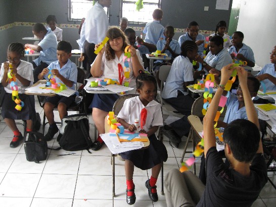 學生於課堂上學習手工藝創作。