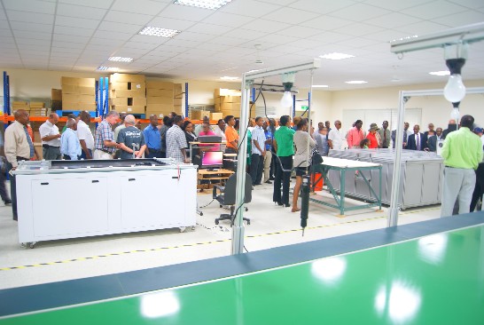 與會各界人士參觀廠商內部生產線設備。