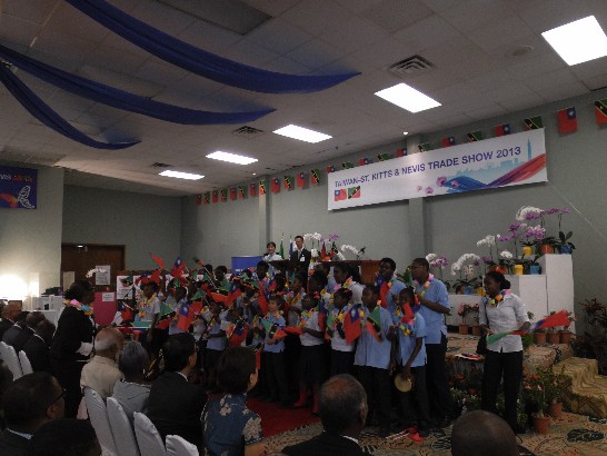 本館安排由中文教學志工教學與指導之St. Christopher Preparatory School學生演唱中文歌曲「歡迎歌」及「當我們同在一起」，將開幕儀式帶至高潮，氣氛熱絡。