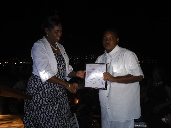 教育部次長Ionie Willett代表頒贈受獎生獲獎證書。