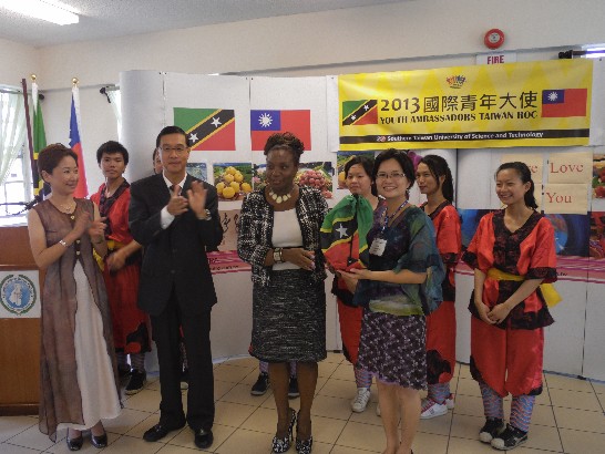 CFBC代校長Dr. Delores Harris(前排中)與青年大使團領隊許助理教授淑媖(前排右1)互贈紀念品，曹大使夫婦(前排左)觀禮。