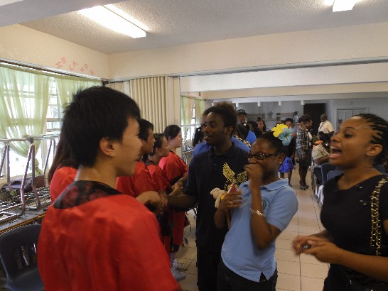 青年大使學生與CFBC專科學校學生用誠摯笑容與親切問候建立友誼。