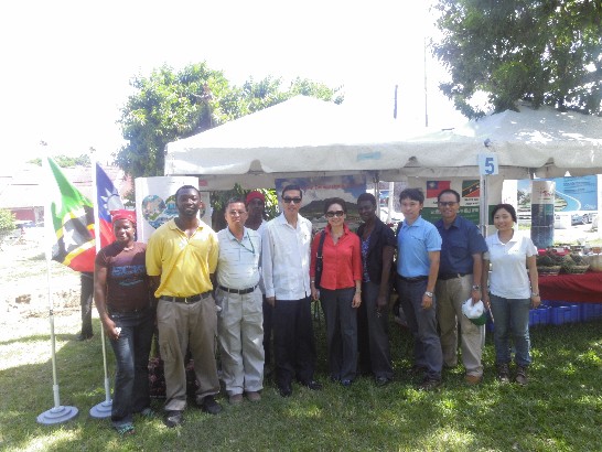 駐館曹大使夫婦(前排中)與技術團及新觀光示範農場人員合影。
