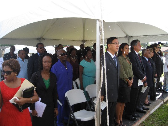 曹大使、委內瑞拉(前排左三)、古巴(前排左四)及巴西(前排右一)等國駐使之使節團暨領事團成員出席。