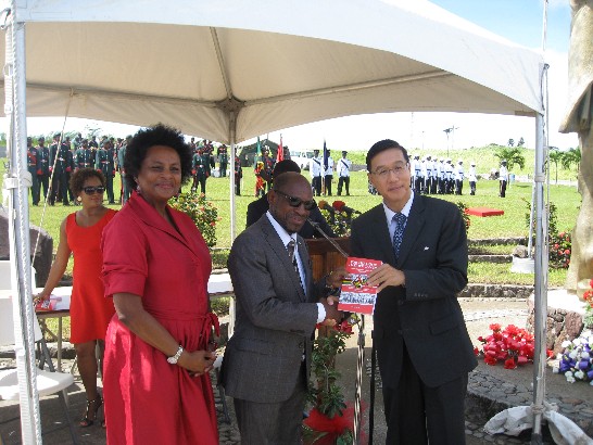 道格拉斯總理(中)偕開國元勳Robert L. Bradshaw之長女Bradshaw-Caines女士(左一)致贈緬懷伊先父及開國元勳新書”For the good we can do”予曹大使。