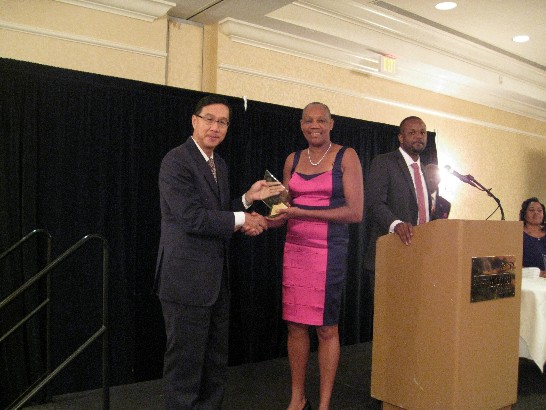 為感謝30年來我政府對克國各項建設貢獻卓著，L文化部長代表克國政府頒贈克國獨立30週年特別獎，由駐館曹大使代表接受。