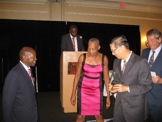 道格拉斯總理向曹大使祝賀並表示30年來兩國互為最堅實友邦，感謝我政府對克國之貢獻。