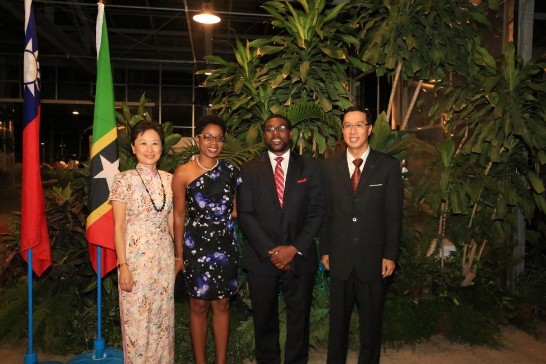 克國檢察總長暨國會議員Jason Hamilton(右2)出席本館國慶酒會。