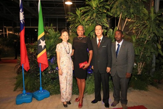 克國文化衛生部長暨執政勞工黨黨魁Marcella Liburd(左2)出席本館國慶酒會。