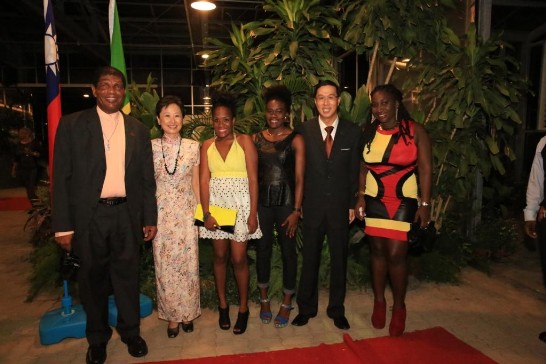 克國總理新聞辦公室主任William Erasmus(左1)及克國媒體記者代表出席本館國慶酒會。