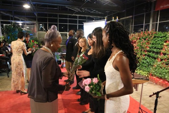 羅倫斯總督夫人獻花予台克兩國演出人員。