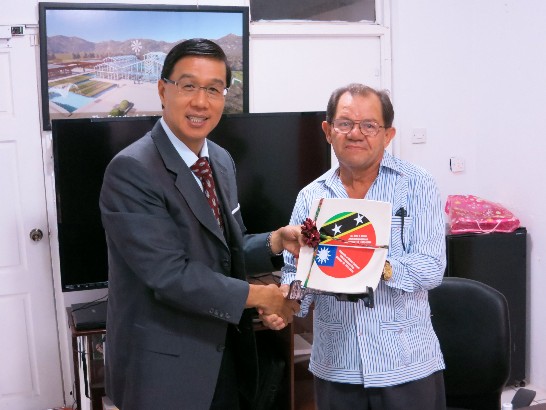 克國台灣國合之友會秘書長暨國家手工藝中心主任Austin Weekes致贈本館親製台克兩國國旗彩繪紀念瓷盤，祝賀我103年國慶。