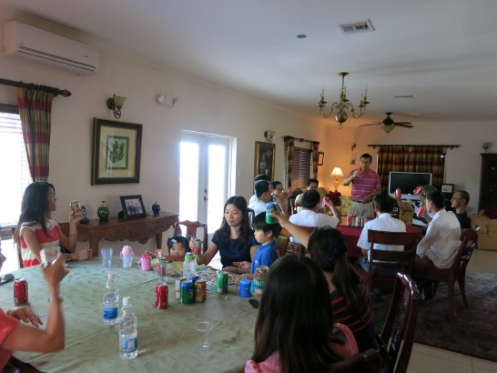 曹大使邀請在場台商、留學生及員眷舉杯祝賀我國運昌隆及台克友誼長存。