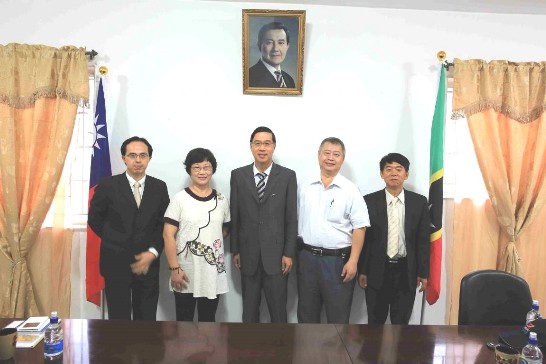 曹大使(中)與唐立正教授(右2)及周桃美副研究員(左2)合影，右為計畫經理葉常青，左為本館秘書李弘文