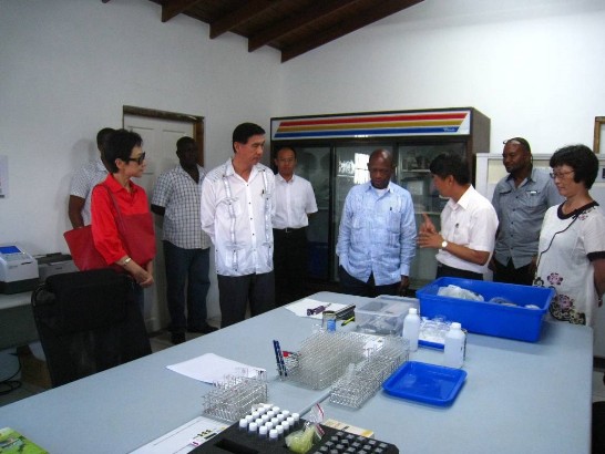 葉經理(右三)向道總理(右四)及曹大使(左四)等簡報我獨創之RBPR農藥殘毒檢測技術