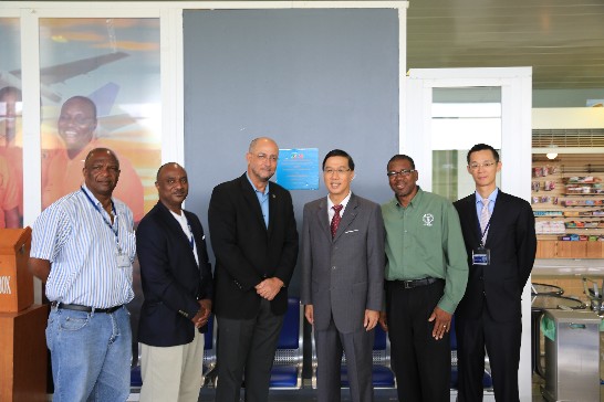 本館曹大使(右3)、克國觀光暨運輸部長Richard Skerritt(左3)、海空港局長Jonathan Bass(右2)等於本合作計畫紀念牌(後方牆面)前合影