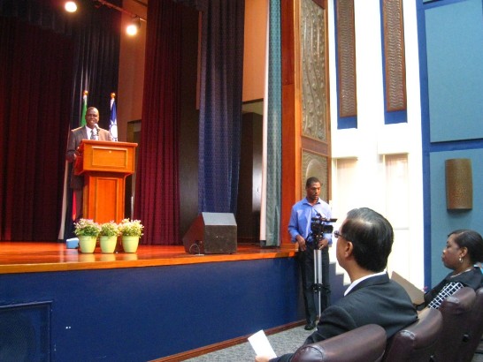 克國教育部部長Nigel Carty感謝我政府對克國教育之重視每年提供各式獎學金嘉惠克國兩島學子