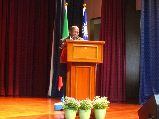 道格拉斯總理強調，我國係克國最重要之盟邦，克國珍惜與我友誼，期勉學生珍惜得來不易之機會並積極創造未來。