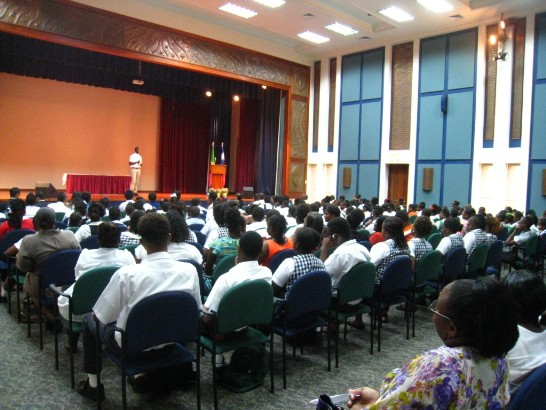 克國學生於頒獎典禮上才藝表演。