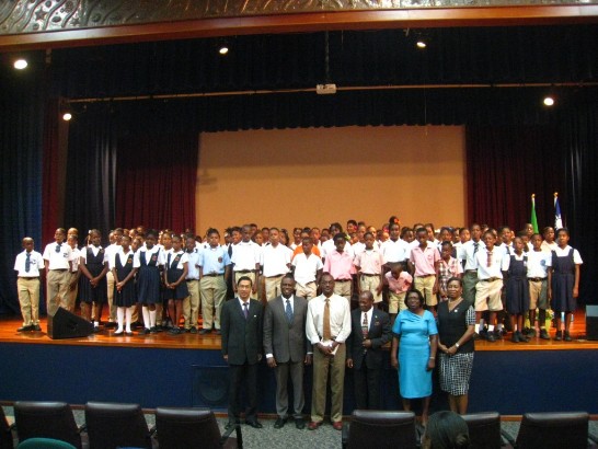 道格拉斯總理、教育部長Nigel Carty、曹大使、教育部次長Ionie Liburd Willett、教育長Clarice Cotton、Clarence Fitzroy Bryant College(CFBC)校長Kelvin Daly與各校校長、老師及受獎生合影留念