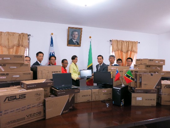 駐館曹立傑大使(右4)代表我捐贈電腦設備予西印度群島大學克國分校校長Susan Sarah Owen(左5)代表該分校接受。雙方同仁出席觀禮。