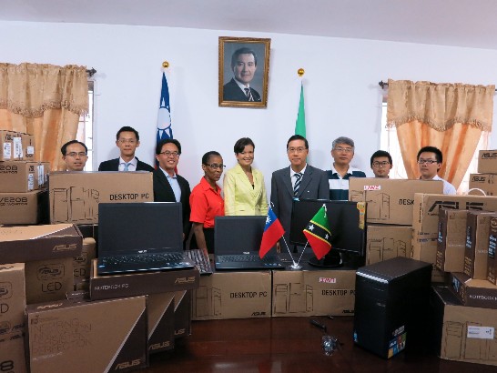 駐館及西印度群島大學克國分校捐(受)贈雙方及電腦設備合影。