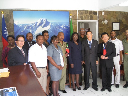 曹大使、克國國安次長Astona Browne、承建廠商及克方警政、國防、科技等單位官員在台克兩國合作建置保全監視系統啟動儀式合影。