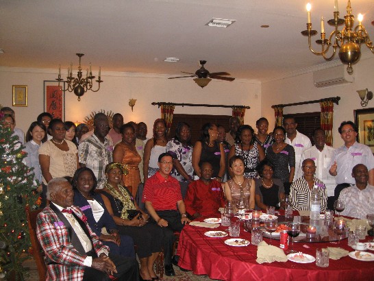 道總理、駐館曹大使夫婦及出席生日晚會賓客合影。