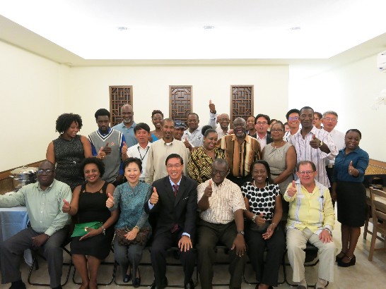 曹大使夫婦(前排中)與克國台灣國合之友會會長Charles Williams及會員合影