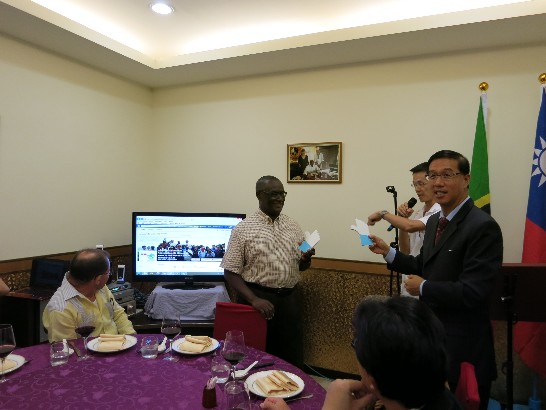 曹大使及國合之友會會長Charles Williams共同啟用該會Facebook粉絲專頁並按讚。