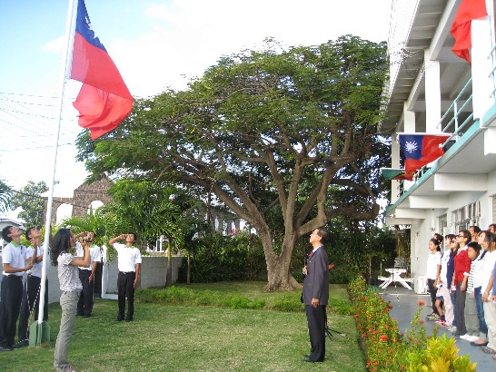 國旗在國旗歌歌聲中冉冉升起。