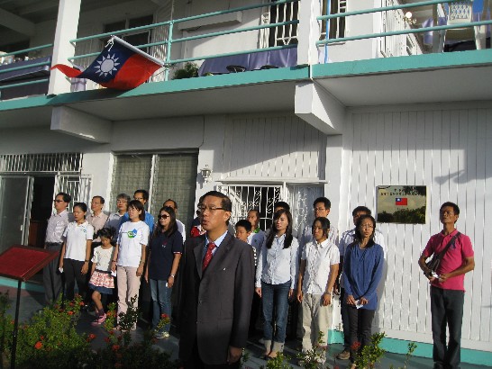 曹大使與館團專案計畫員眷、僑界暨留學生代表、志工、替代役男、我商派駐工程人員等舉辦元旦升旗典禮。