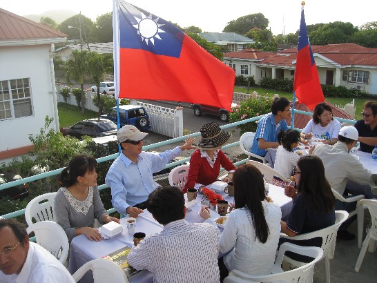 升旗典禮後全體人員在國旗飄揚與愛國歌曲聲中展望2014年。