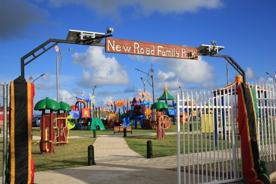 台克兩國合作首都New Road親子公園完工一景:入口大門及太陽能照明。