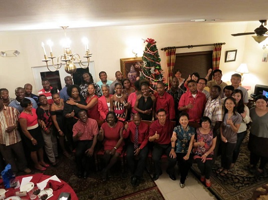 道格拉斯總理及幕僚與本館曹大使夫婦及同仁等共同合影，為晚會畫下完美句點。