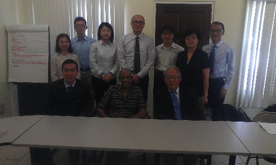 曹大使(前排左)陪同台克ICT合作計畫醫療資訊系統(HIS)建置委辦團隊壢新醫院許副院長詩典(前排右)、凌網科技馬經理宜信(後排中)等拜會克國文化衛生部長Marcella Liburd。