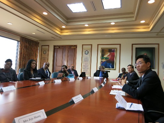 駐館技術團同仁介紹兩國合作計畫進展。